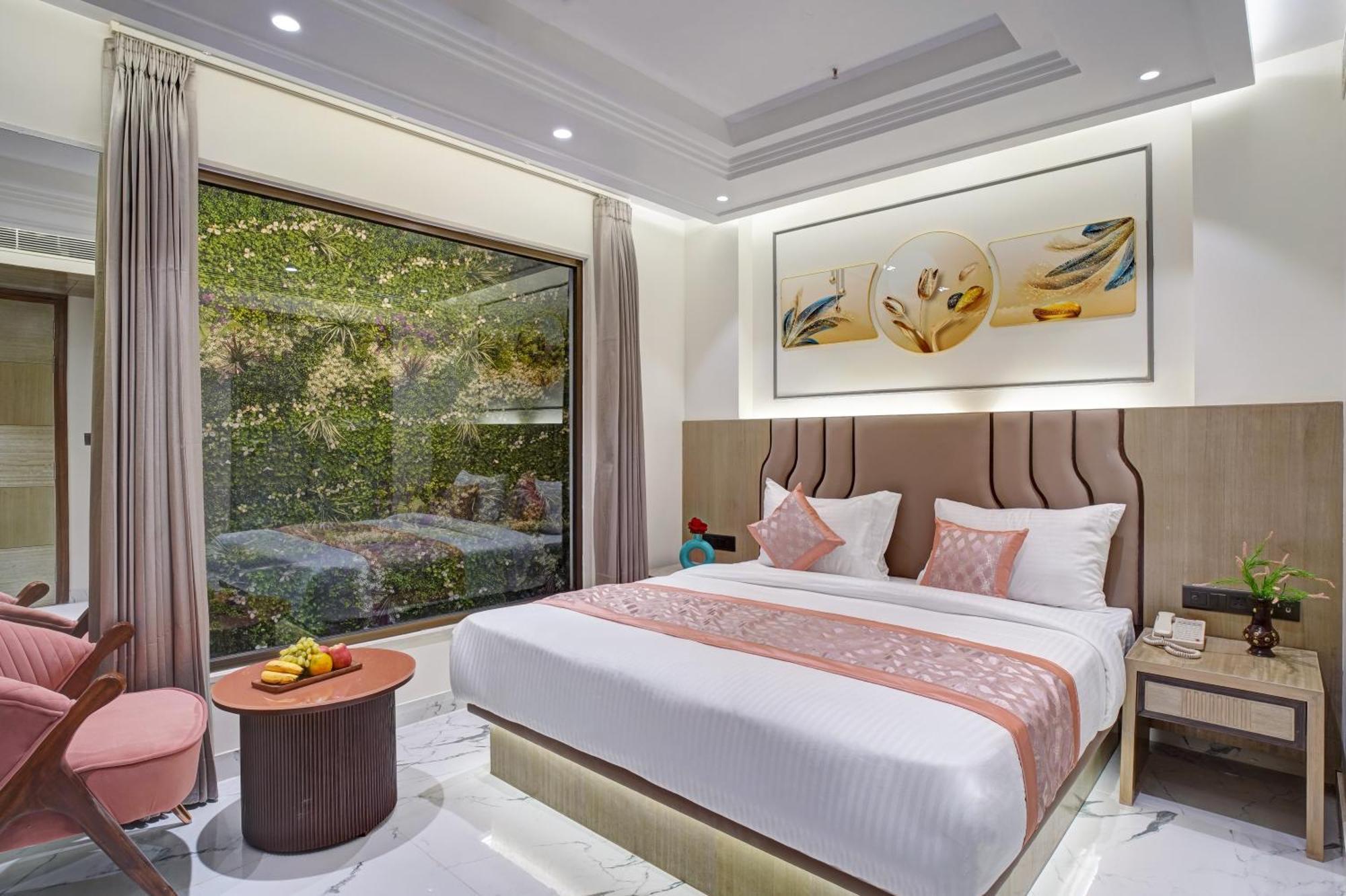 Newly Built Gold The Royal With Rooftop Restaurant - 2Mins Walk From New Delhi Rail Station & 5Mins From Connaught Place Exteriör bild
