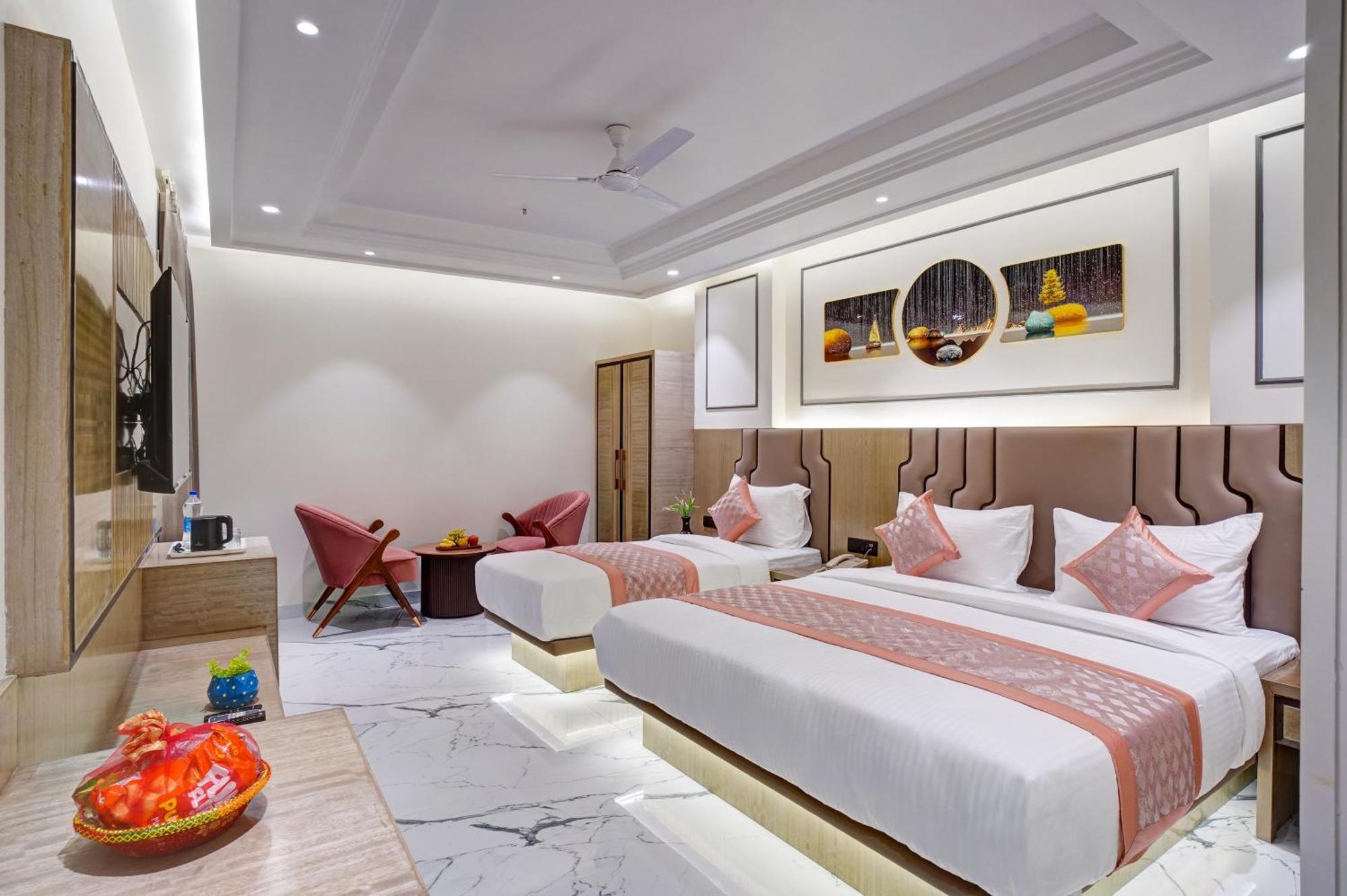 Newly Built Gold The Royal With Rooftop Restaurant - 2Mins Walk From New Delhi Rail Station & 5Mins From Connaught Place Exteriör bild