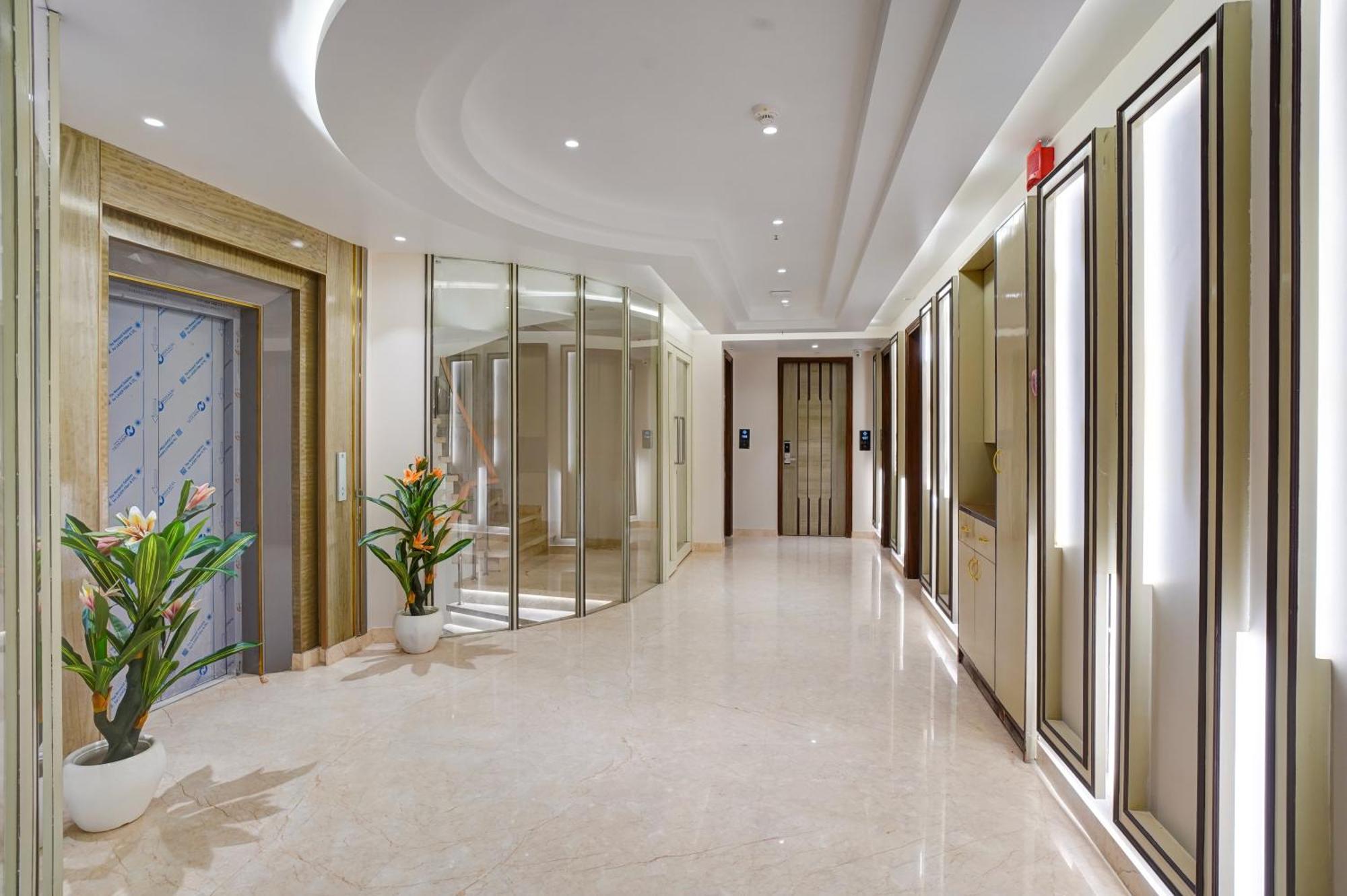 Newly Built Gold The Royal With Rooftop Restaurant - 2Mins Walk From New Delhi Rail Station & 5Mins From Connaught Place Exteriör bild
