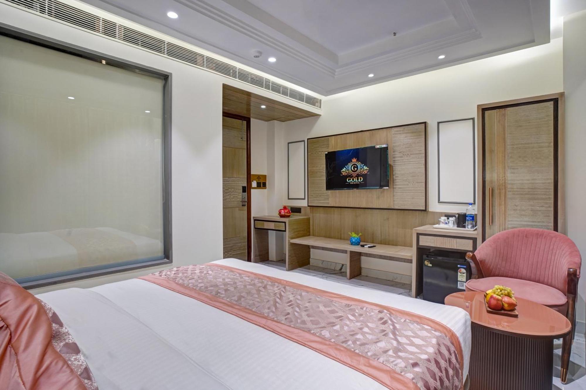 Newly Built Gold The Royal With Rooftop Restaurant - 2Mins Walk From New Delhi Rail Station & 5Mins From Connaught Place Exteriör bild