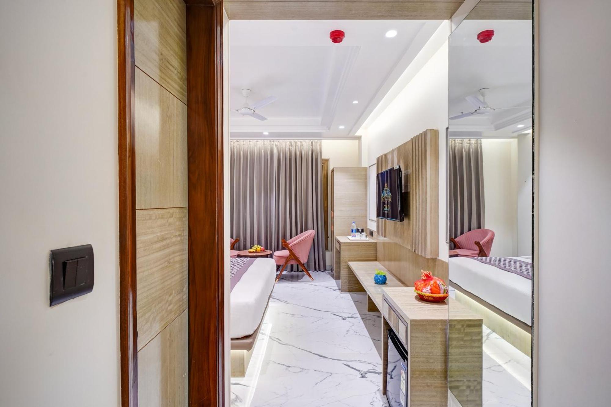 Newly Built Gold The Royal With Rooftop Restaurant - 2Mins Walk From New Delhi Rail Station & 5Mins From Connaught Place Exteriör bild
