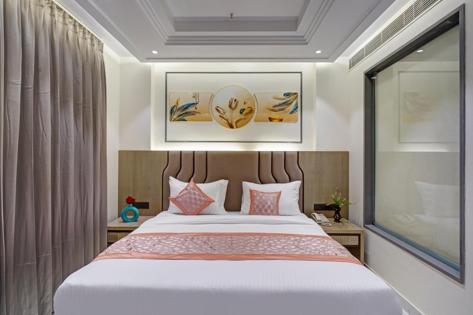 Newly Built Gold The Royal With Rooftop Restaurant - 2Mins Walk From New Delhi Rail Station & 5Mins From Connaught Place Exteriör bild