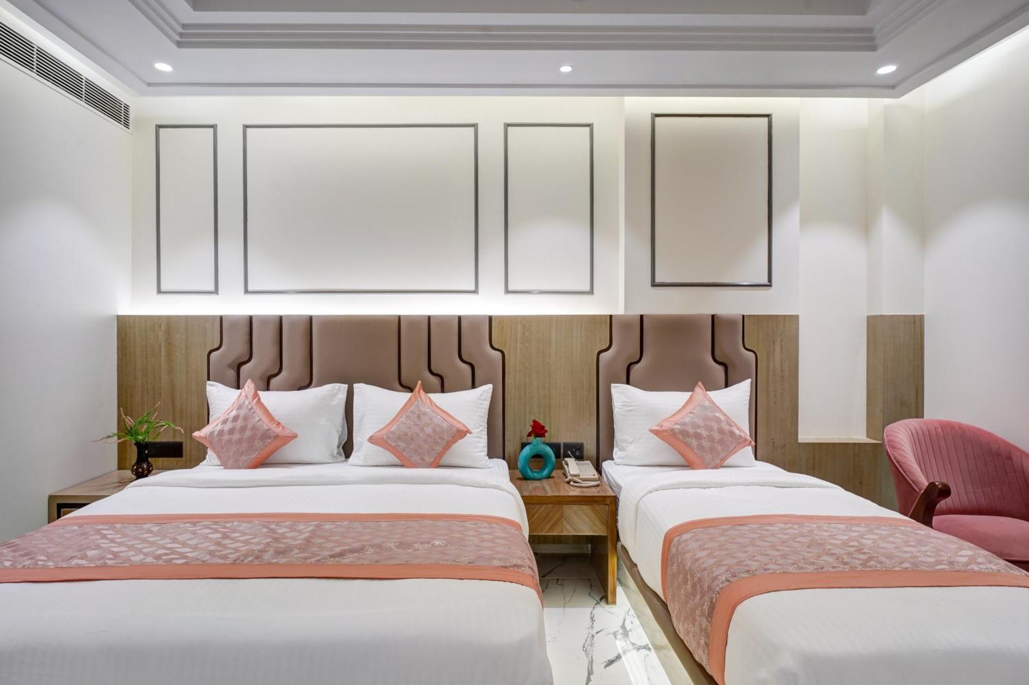 Newly Built Gold The Royal With Rooftop Restaurant - 2Mins Walk From New Delhi Rail Station & 5Mins From Connaught Place Exteriör bild