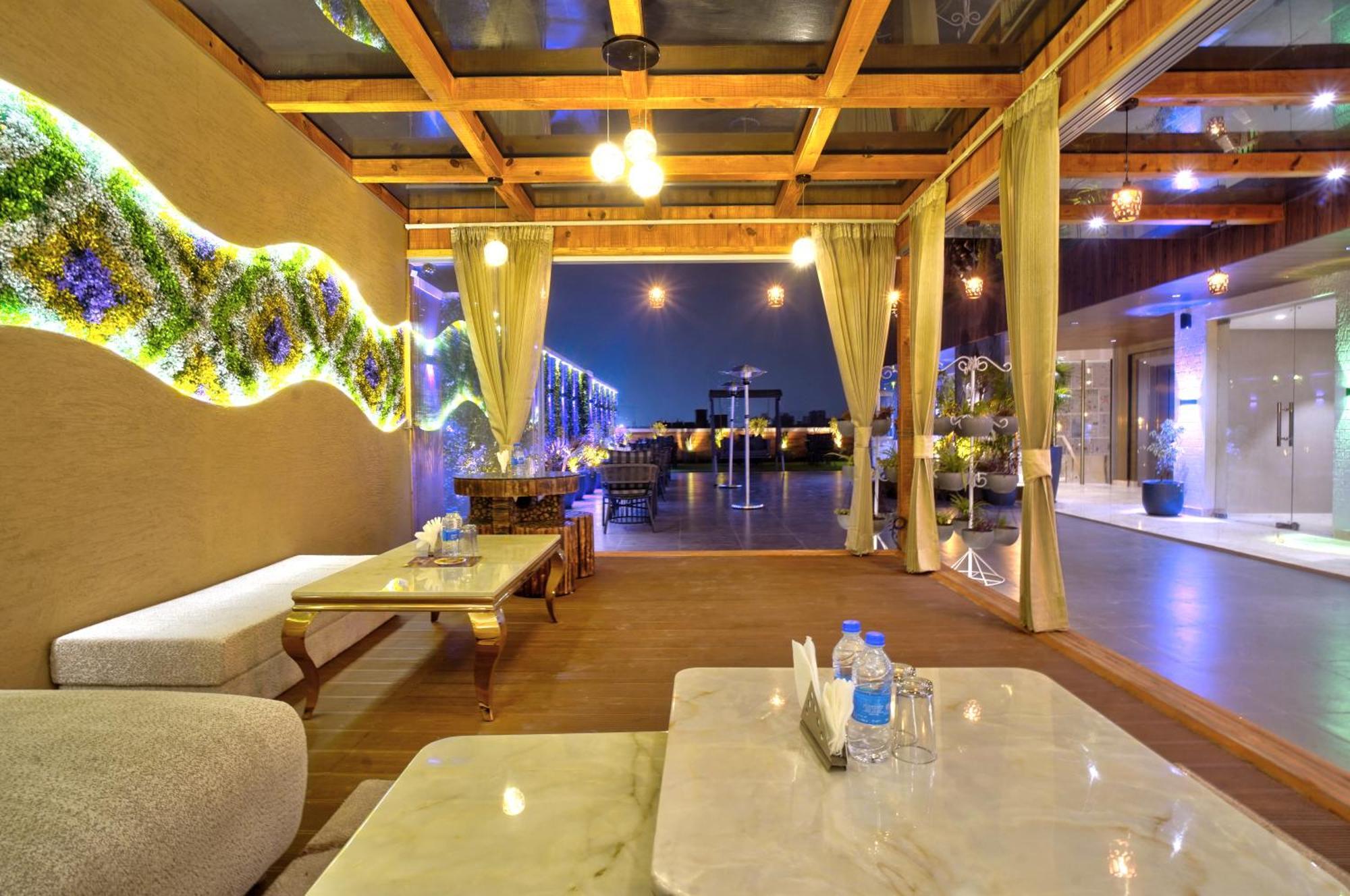 Newly Built Gold The Royal With Rooftop Restaurant - 2Mins Walk From New Delhi Rail Station & 5Mins From Connaught Place Exteriör bild