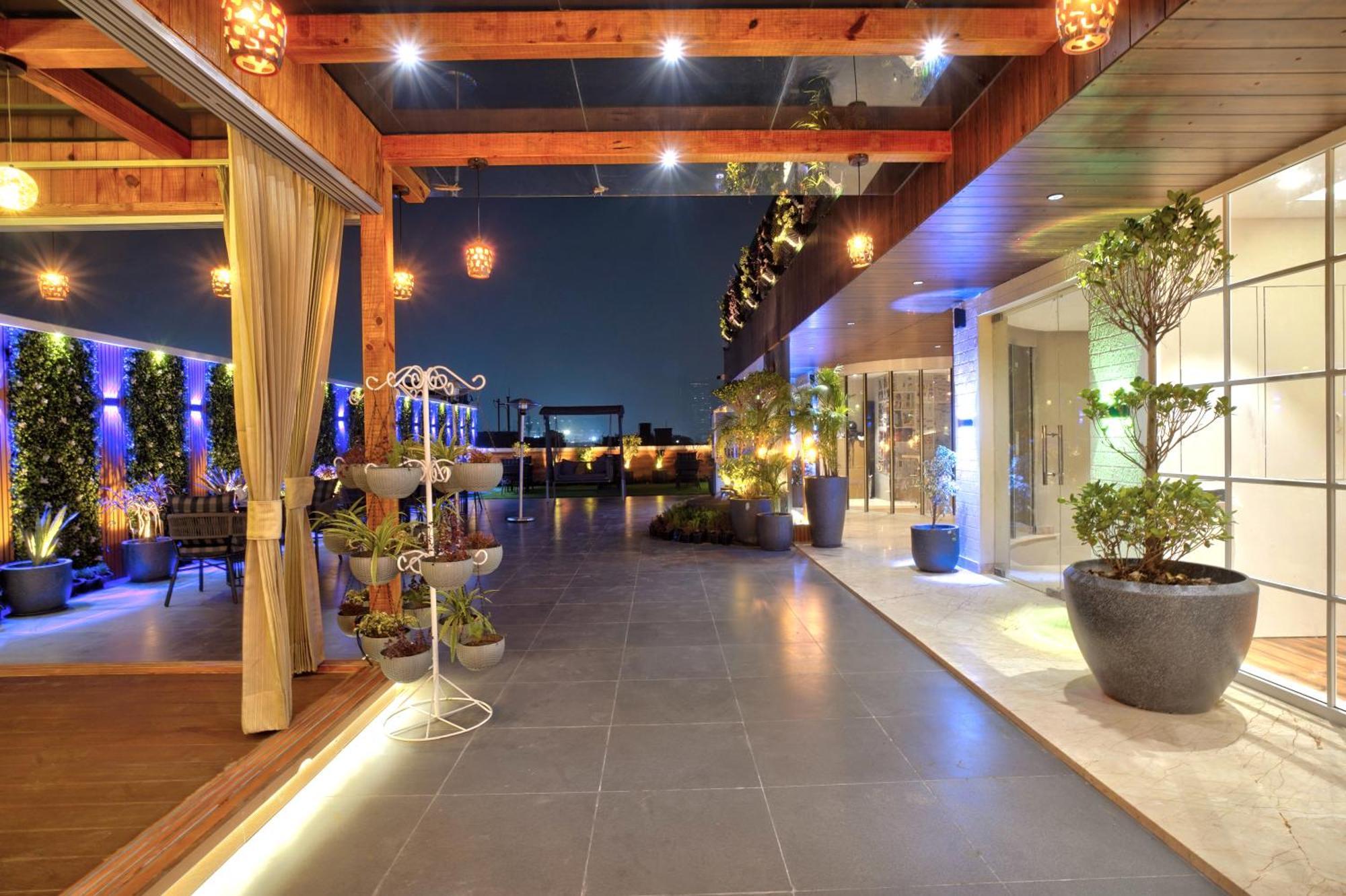 Newly Built Gold The Royal With Rooftop Restaurant - 2Mins Walk From New Delhi Rail Station & 5Mins From Connaught Place Exteriör bild