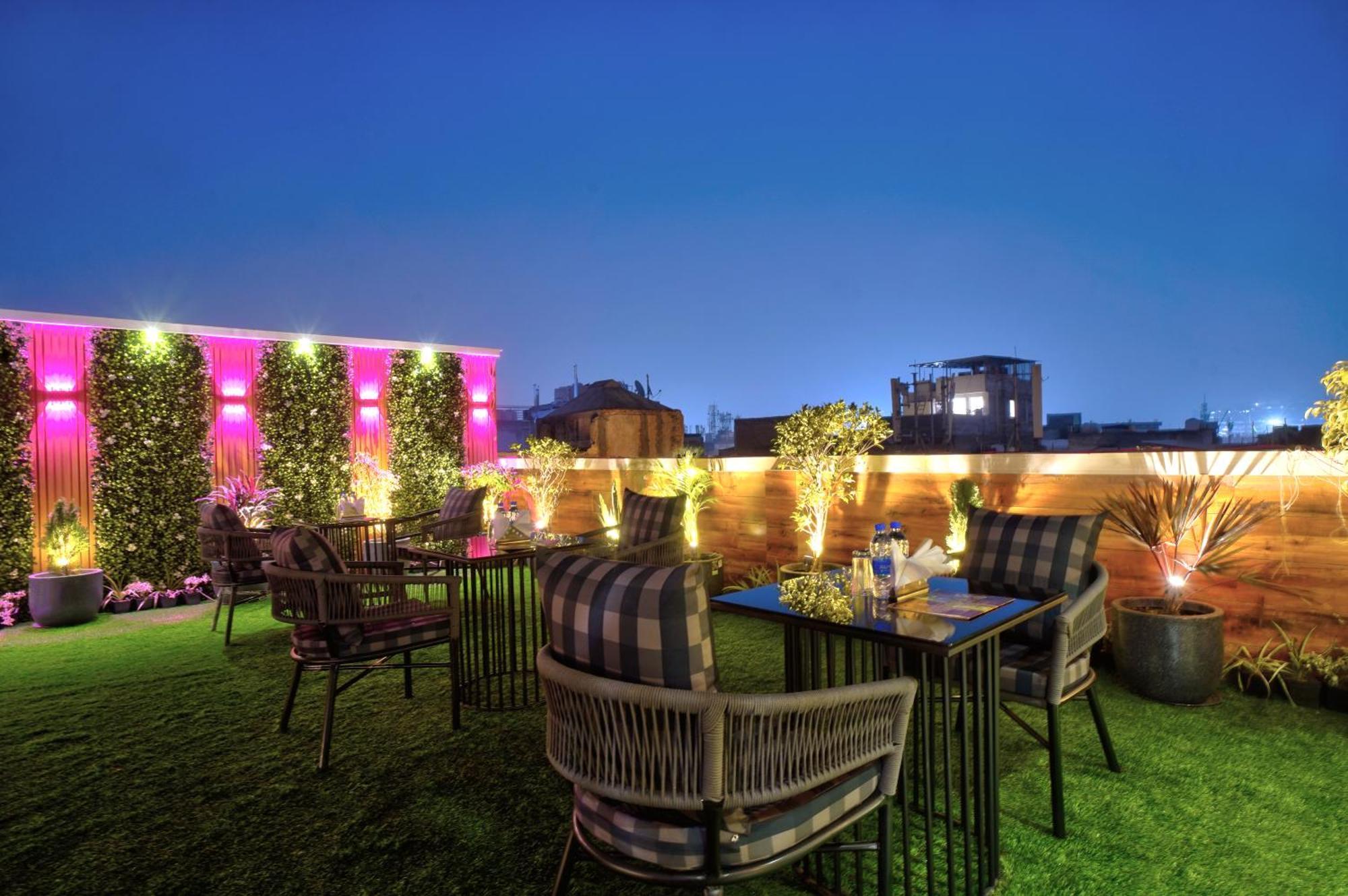 Newly Built Gold The Royal With Rooftop Restaurant - 2Mins Walk From New Delhi Rail Station & 5Mins From Connaught Place Exteriör bild