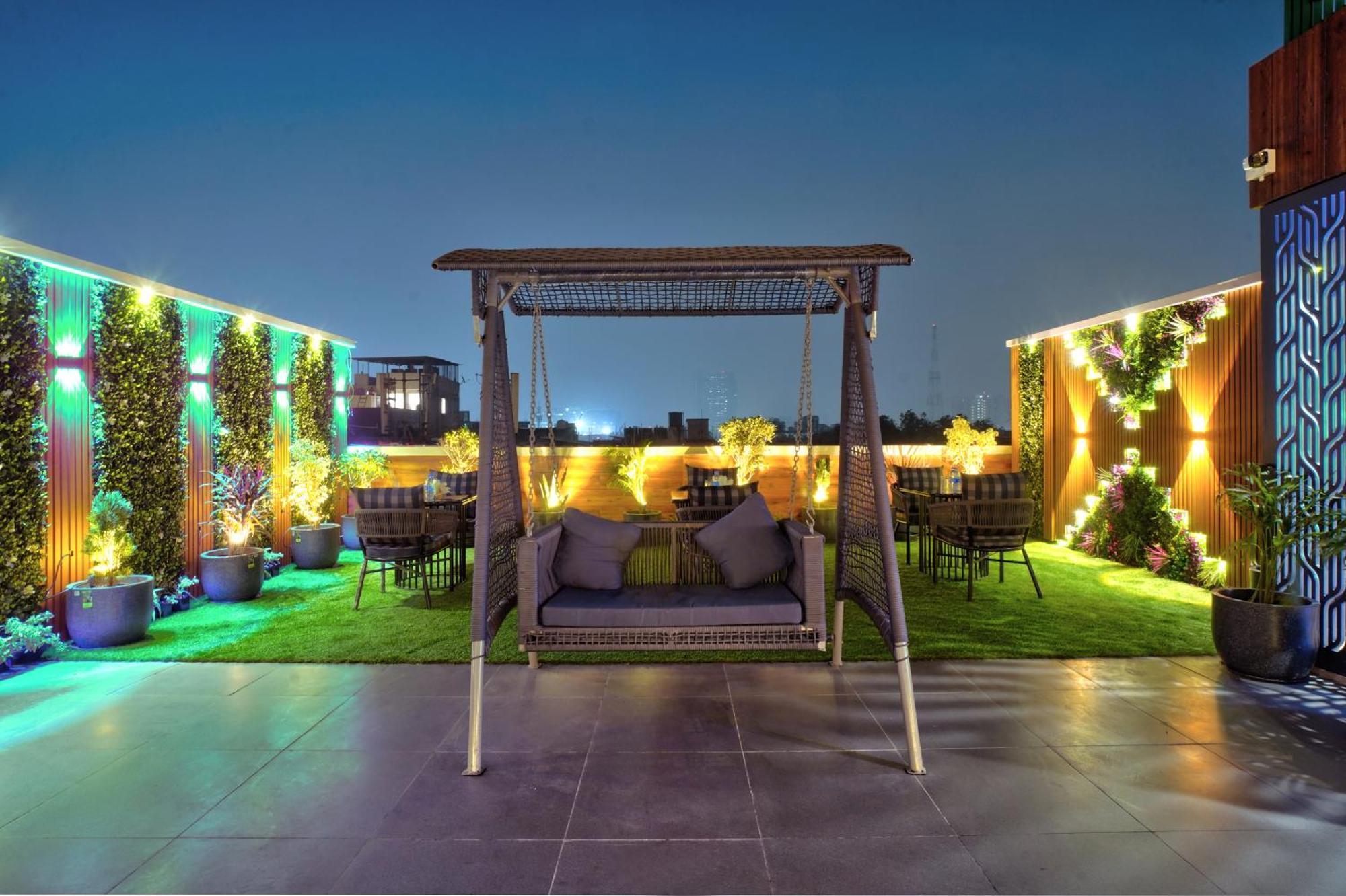 Newly Built Gold The Royal With Rooftop Restaurant - 2Mins Walk From New Delhi Rail Station & 5Mins From Connaught Place Exteriör bild