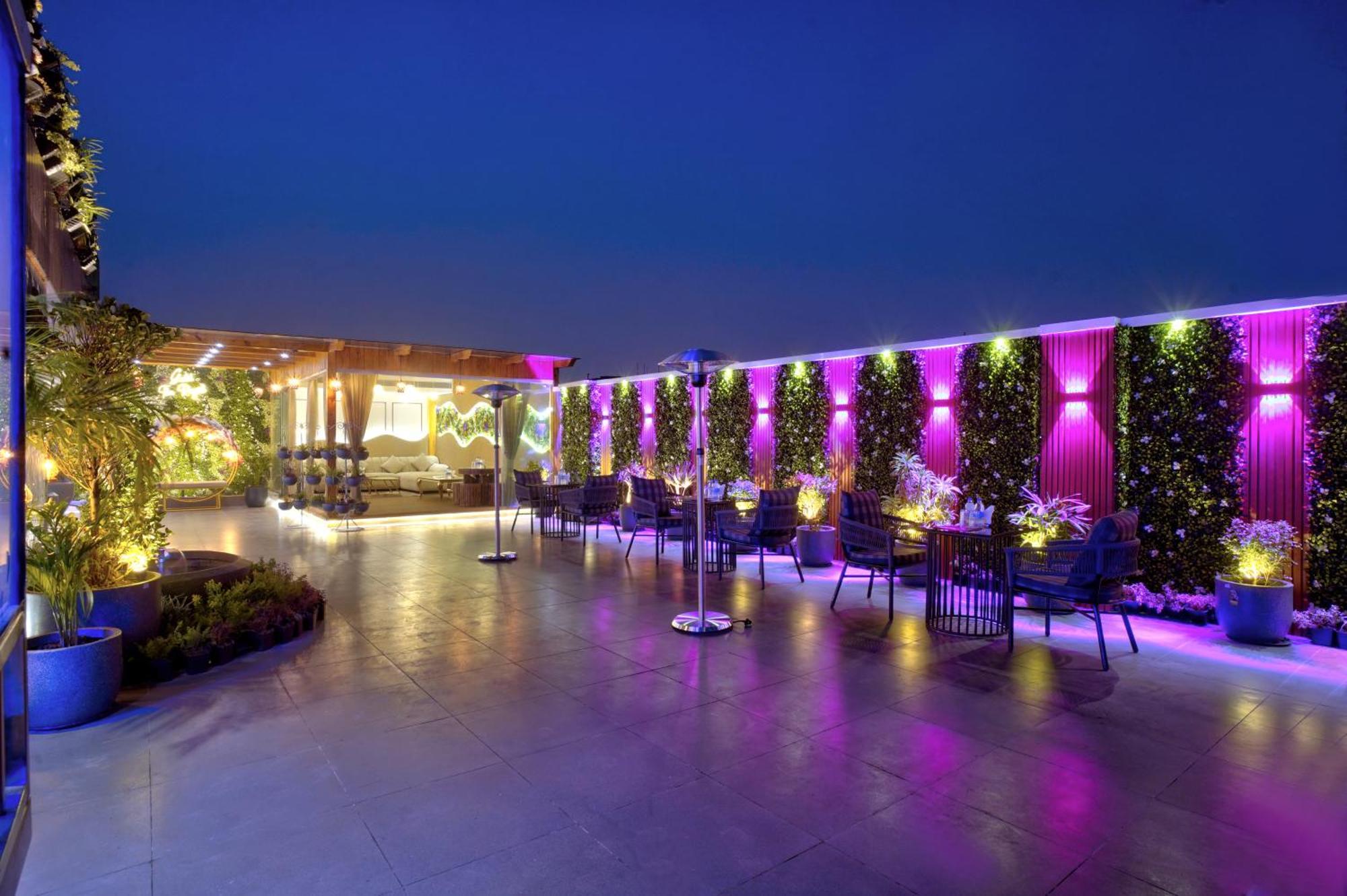 Newly Built Gold The Royal With Rooftop Restaurant - 2Mins Walk From New Delhi Rail Station & 5Mins From Connaught Place Exteriör bild