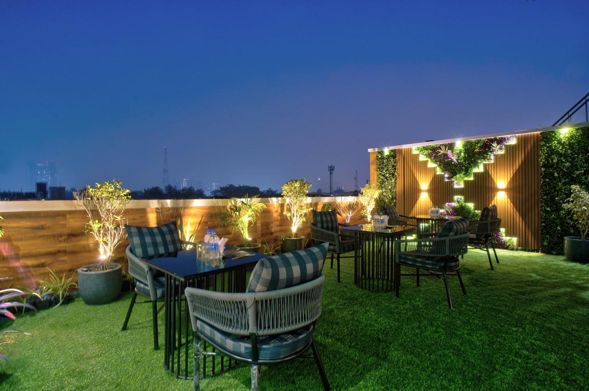 Newly Built Gold The Royal With Rooftop Restaurant - 2Mins Walk From New Delhi Rail Station & 5Mins From Connaught Place Exteriör bild