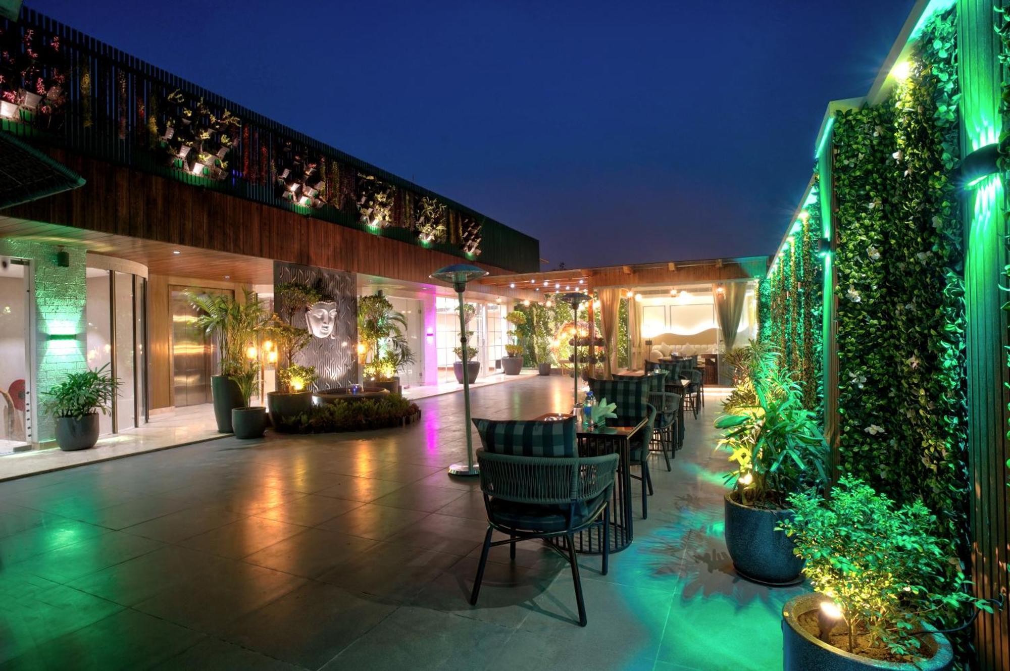 Newly Built Gold The Royal With Rooftop Restaurant - 2Mins Walk From New Delhi Rail Station & 5Mins From Connaught Place Exteriör bild