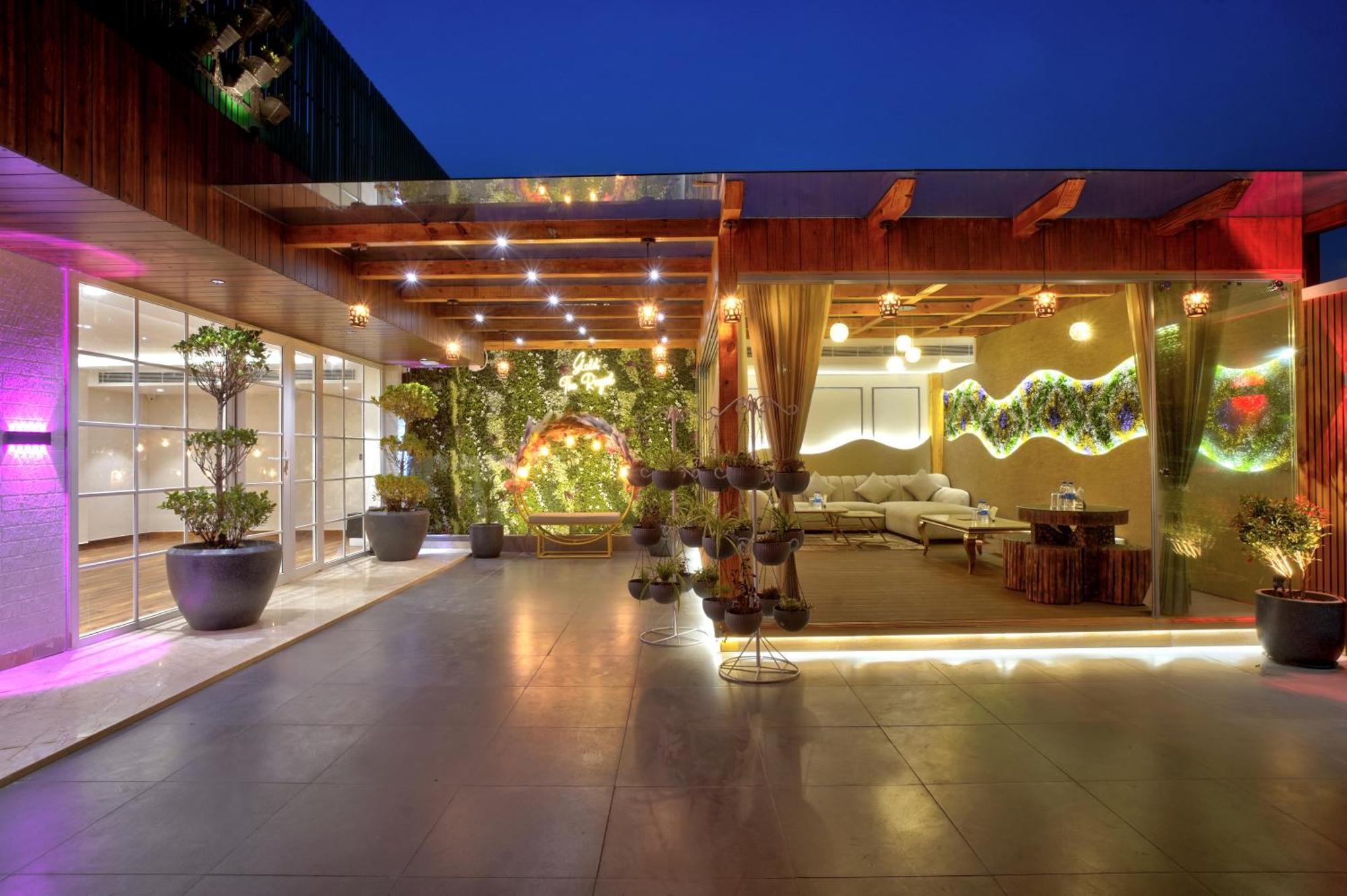 Newly Built Gold The Royal With Rooftop Restaurant - 2Mins Walk From New Delhi Rail Station & 5Mins From Connaught Place Exteriör bild