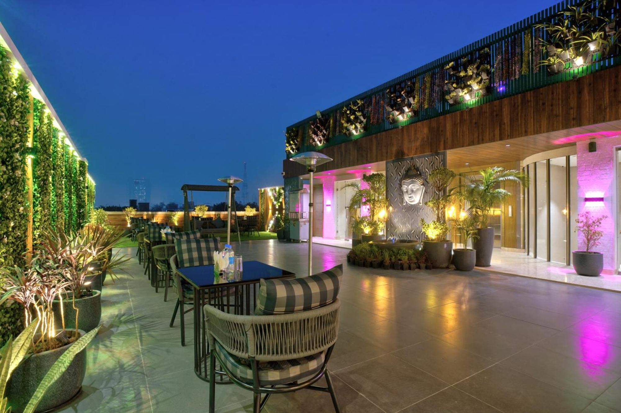 Newly Built Gold The Royal With Rooftop Restaurant - 2Mins Walk From New Delhi Rail Station & 5Mins From Connaught Place Exteriör bild