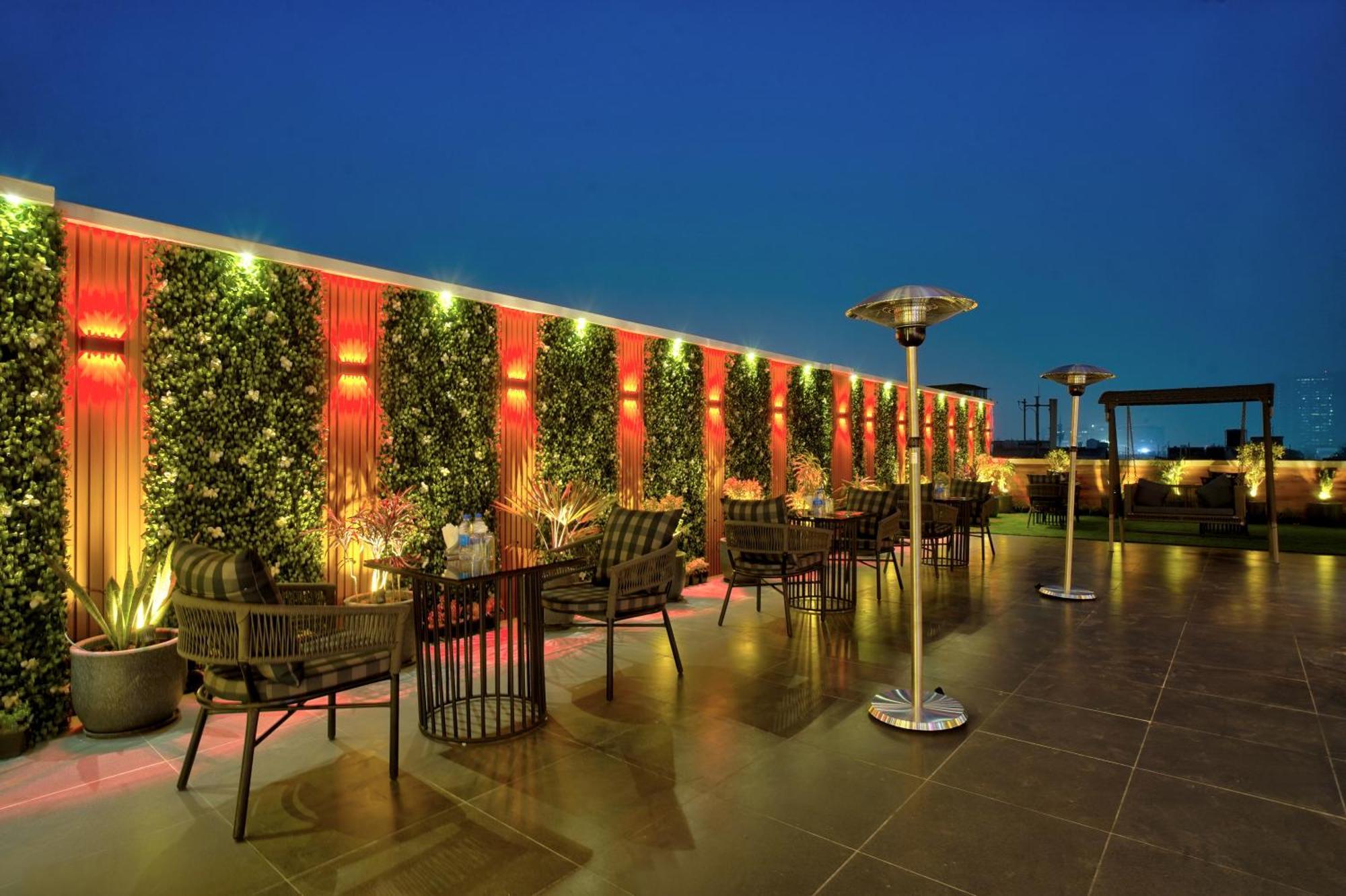 Newly Built Gold The Royal With Rooftop Restaurant - 2Mins Walk From New Delhi Rail Station & 5Mins From Connaught Place Exteriör bild