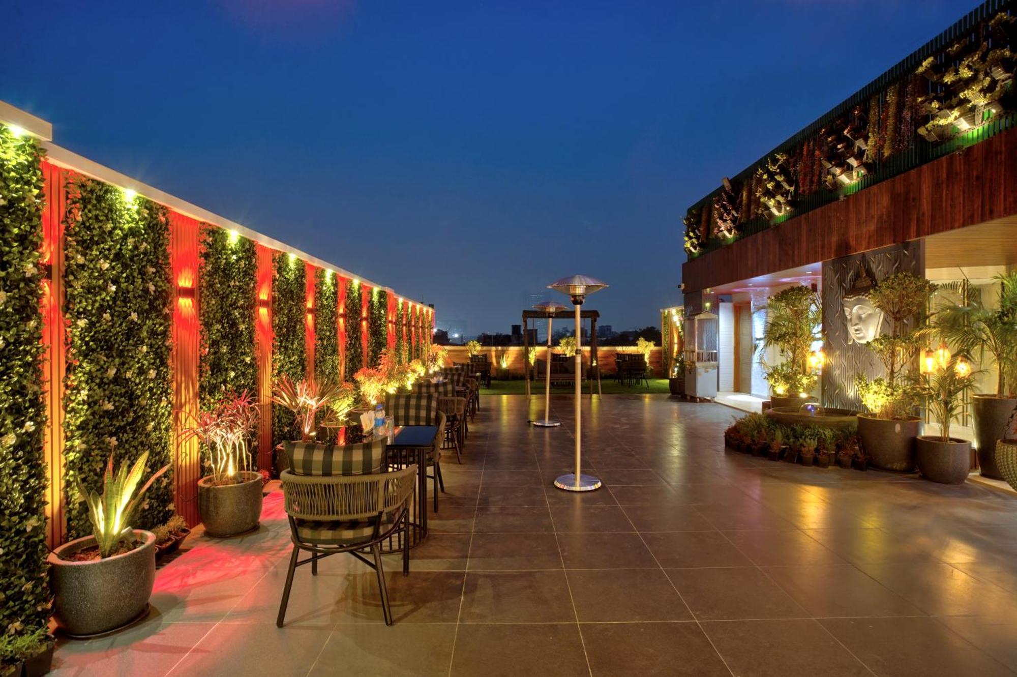 Newly Built Gold The Royal With Rooftop Restaurant - 2Mins Walk From New Delhi Rail Station & 5Mins From Connaught Place Exteriör bild