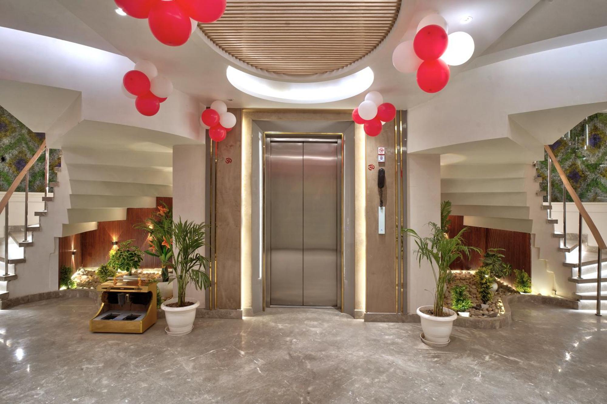 Newly Built Gold The Royal With Rooftop Restaurant - 2Mins Walk From New Delhi Rail Station & 5Mins From Connaught Place Exteriör bild