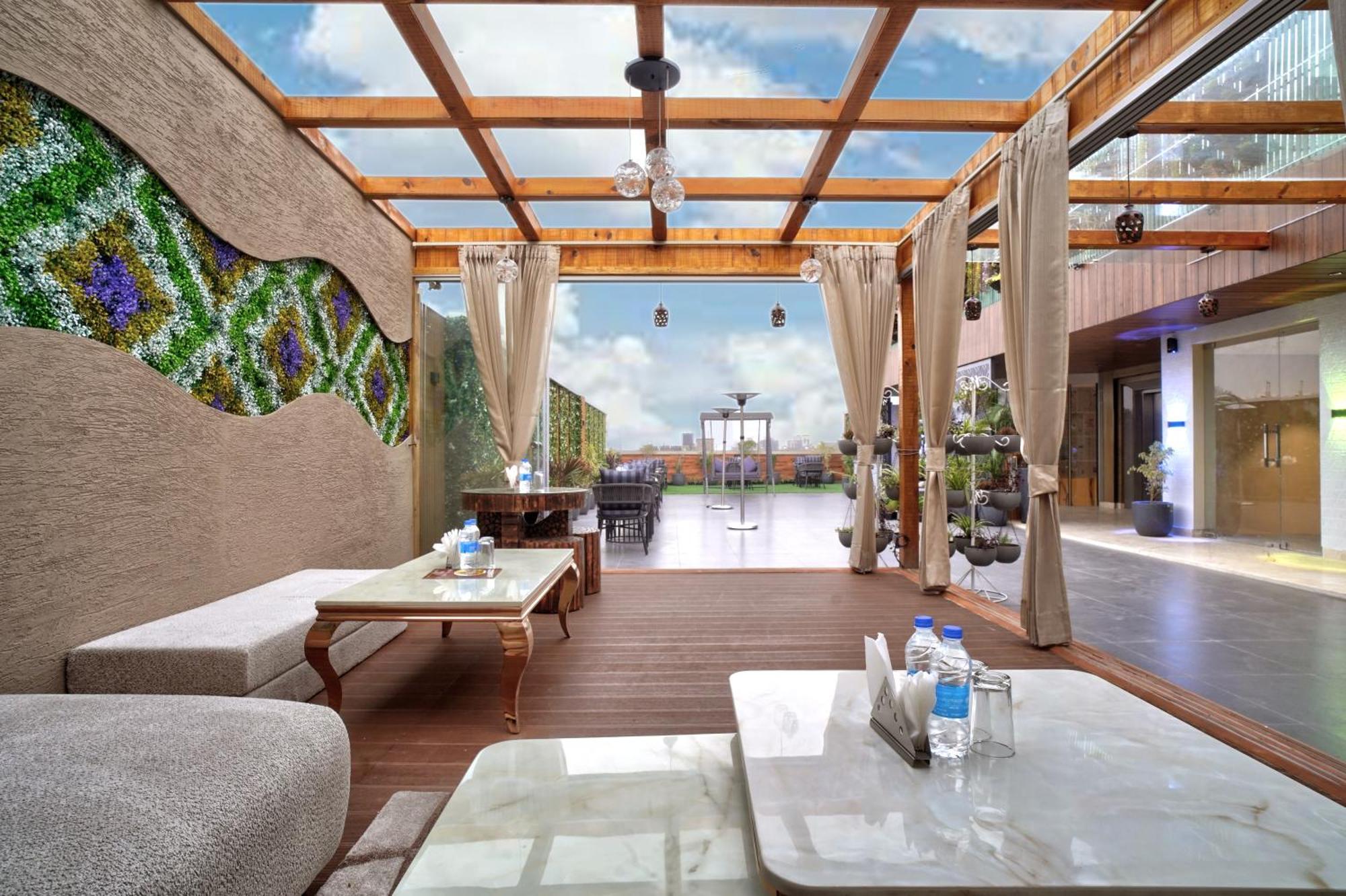 Newly Built Gold The Royal With Rooftop Restaurant - 2Mins Walk From New Delhi Rail Station & 5Mins From Connaught Place Exteriör bild
