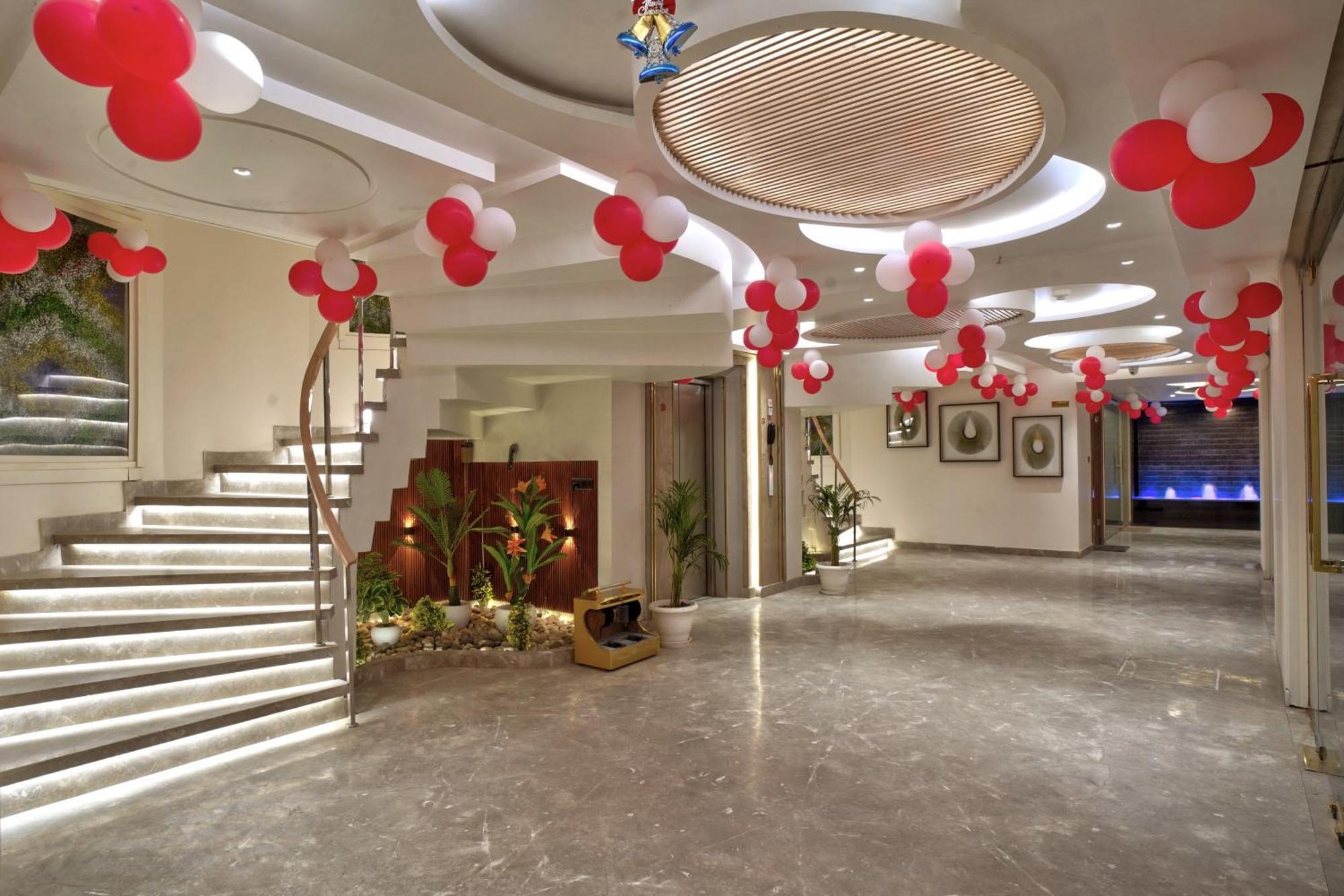 Newly Built Gold The Royal With Rooftop Restaurant - 2Mins Walk From New Delhi Rail Station & 5Mins From Connaught Place Exteriör bild