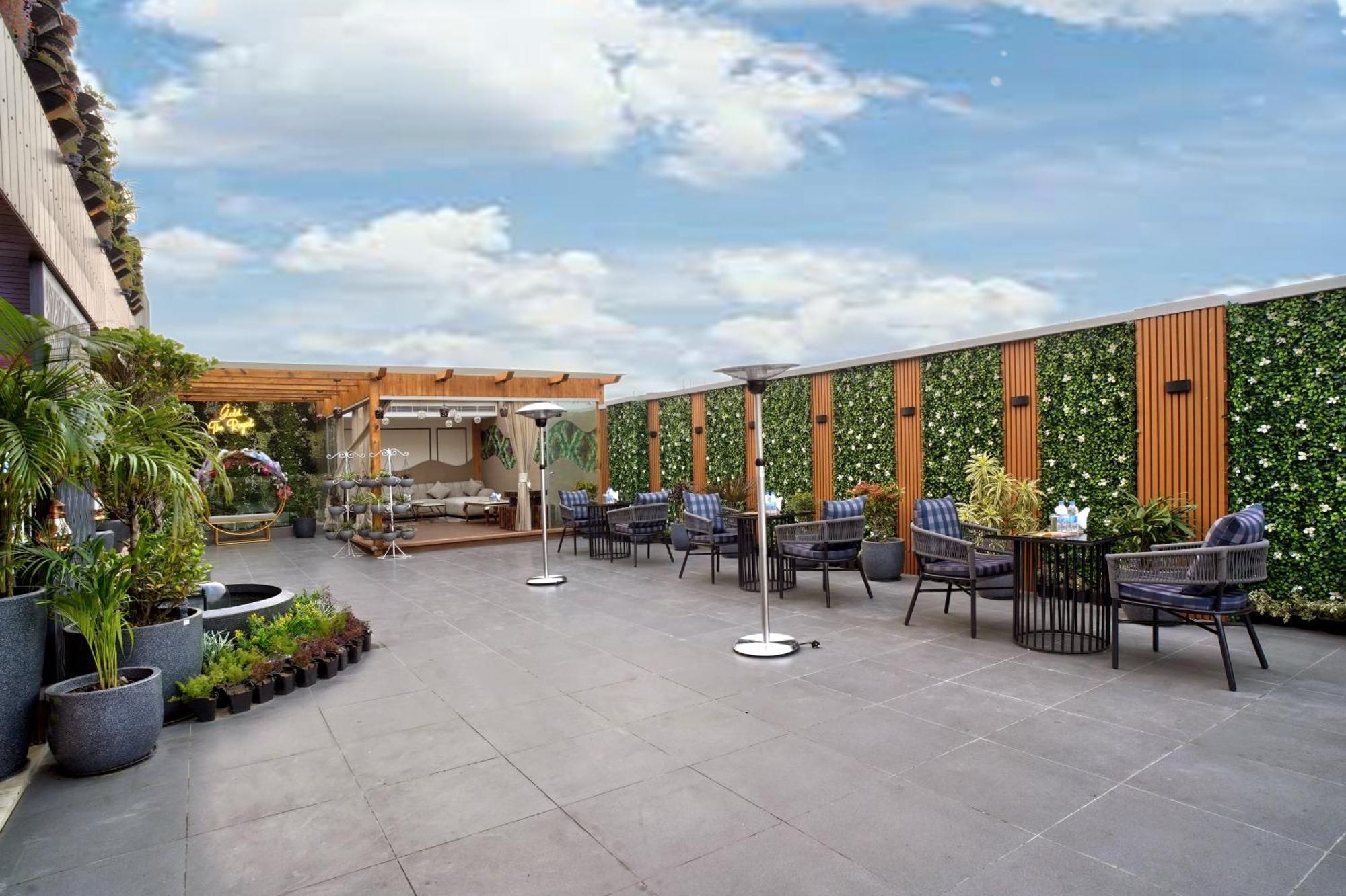 Newly Built Gold The Royal With Rooftop Restaurant - 2Mins Walk From New Delhi Rail Station & 5Mins From Connaught Place Exteriör bild