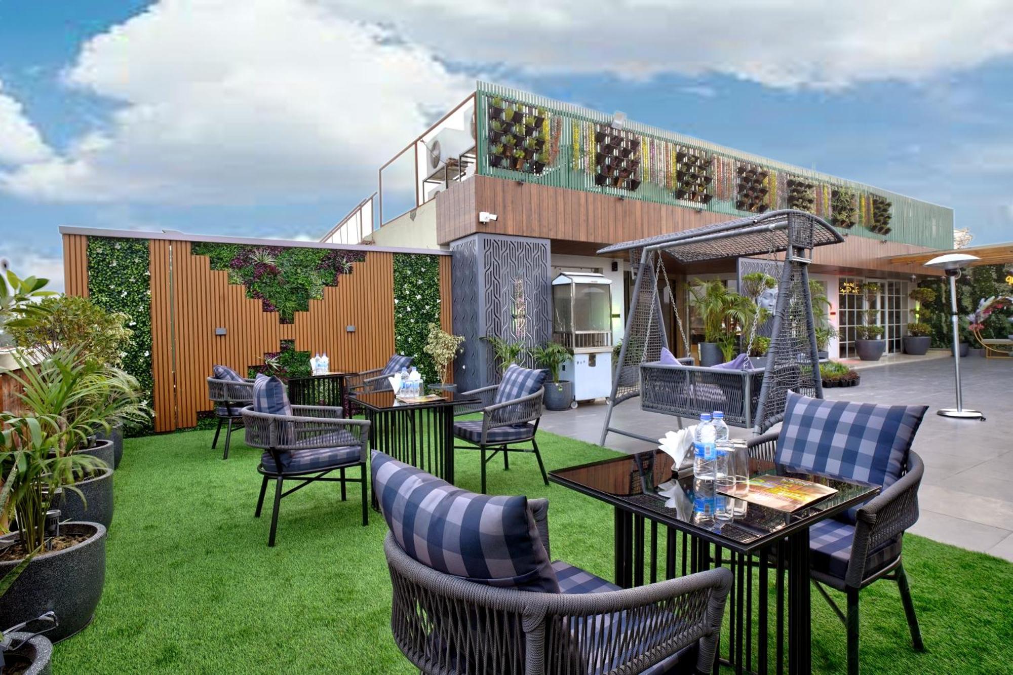 Newly Built Gold The Royal With Rooftop Restaurant - 2Mins Walk From New Delhi Rail Station & 5Mins From Connaught Place Exteriör bild