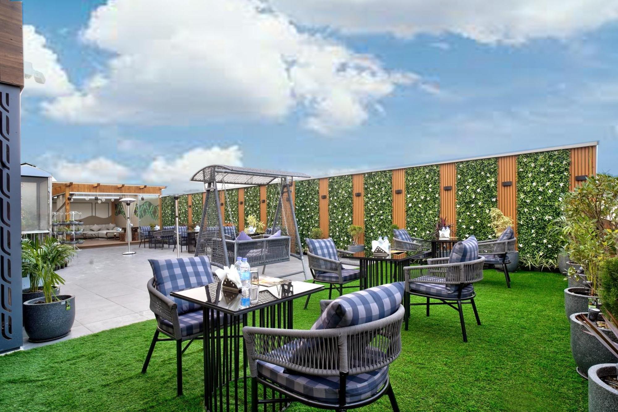 Newly Built Gold The Royal With Rooftop Restaurant - 2Mins Walk From New Delhi Rail Station & 5Mins From Connaught Place Exteriör bild
