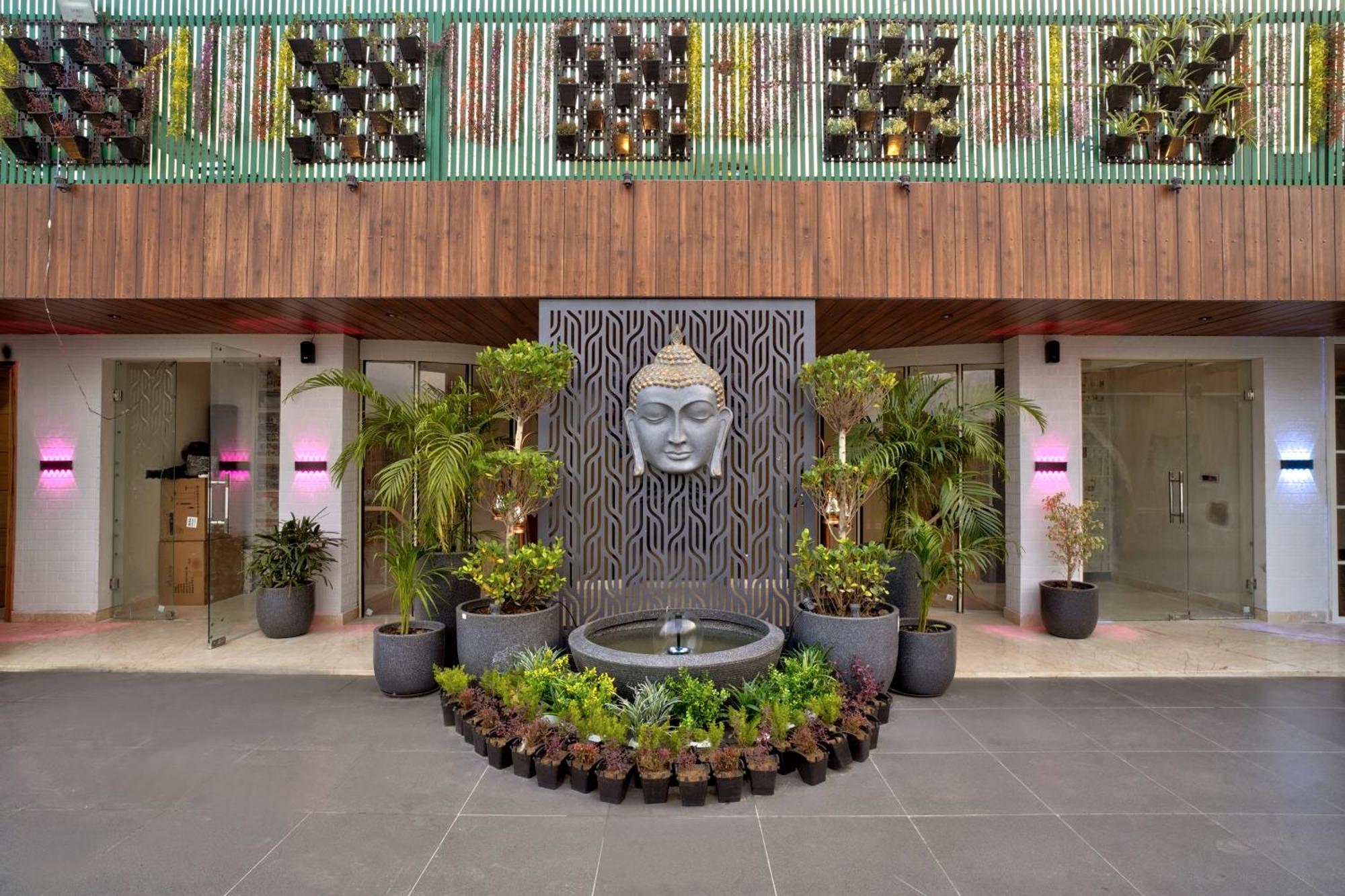 Newly Built Gold The Royal With Rooftop Restaurant - 2Mins Walk From New Delhi Rail Station & 5Mins From Connaught Place Exteriör bild