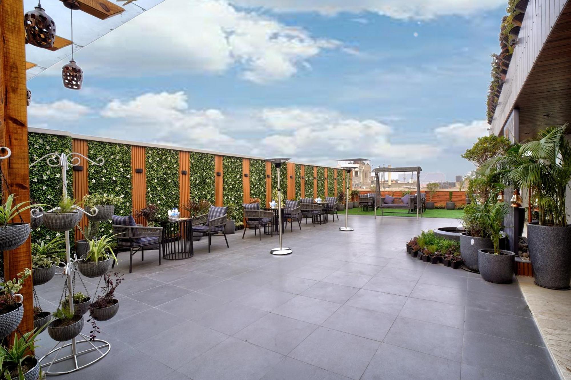 Newly Built Gold The Royal With Rooftop Restaurant - 2Mins Walk From New Delhi Rail Station & 5Mins From Connaught Place Exteriör bild